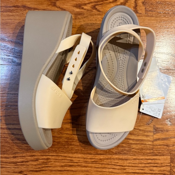CROCS Shoes - CROCS Women’s Brooklyn Platform Sandal in Beige